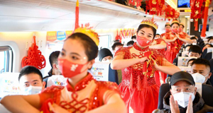 列車上的“春晚” 將歡樂帶回家