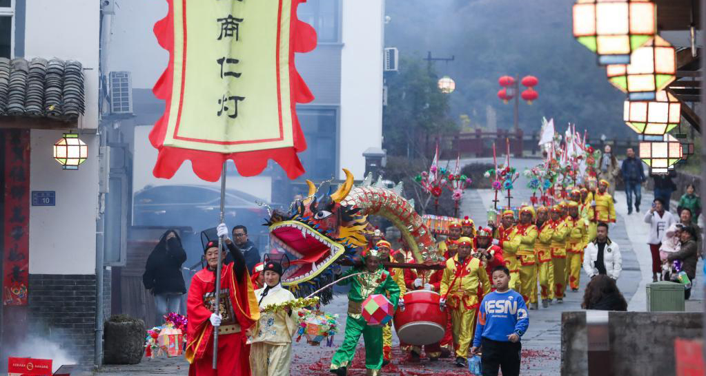 山鄉(xiāng)村落非遺花燈“迎元宵”